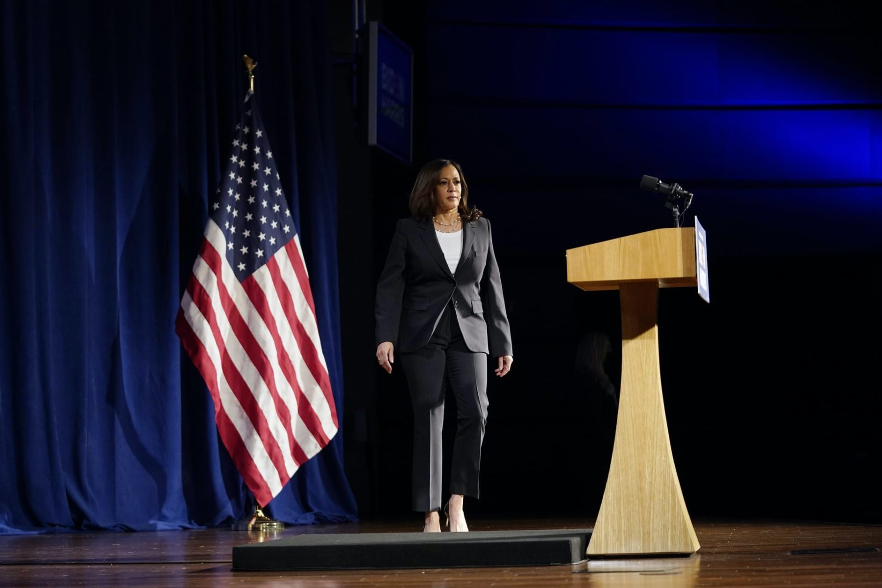 Kamala Harris walks toward a podium.