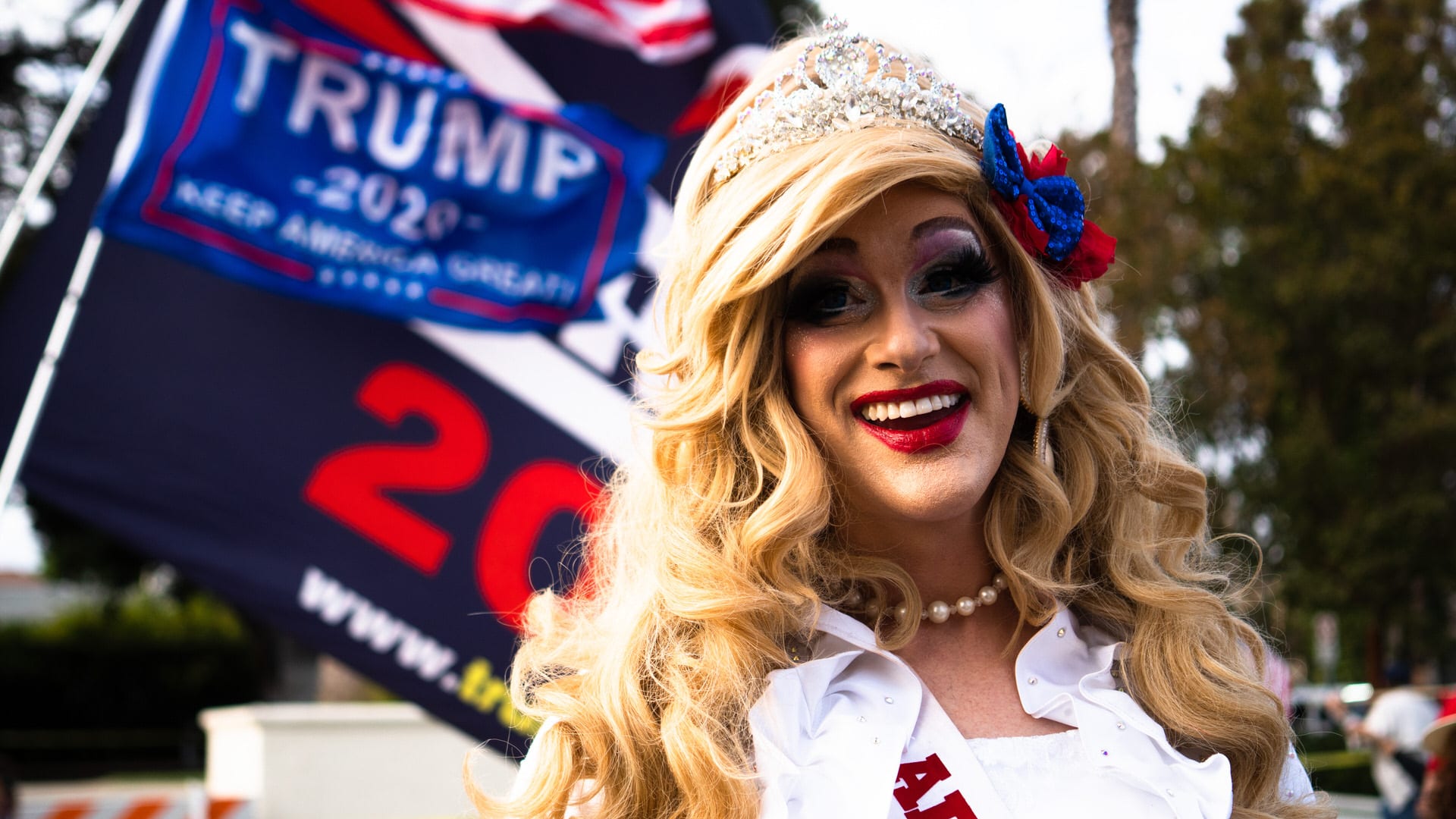 These gay voters are backing Trump pic