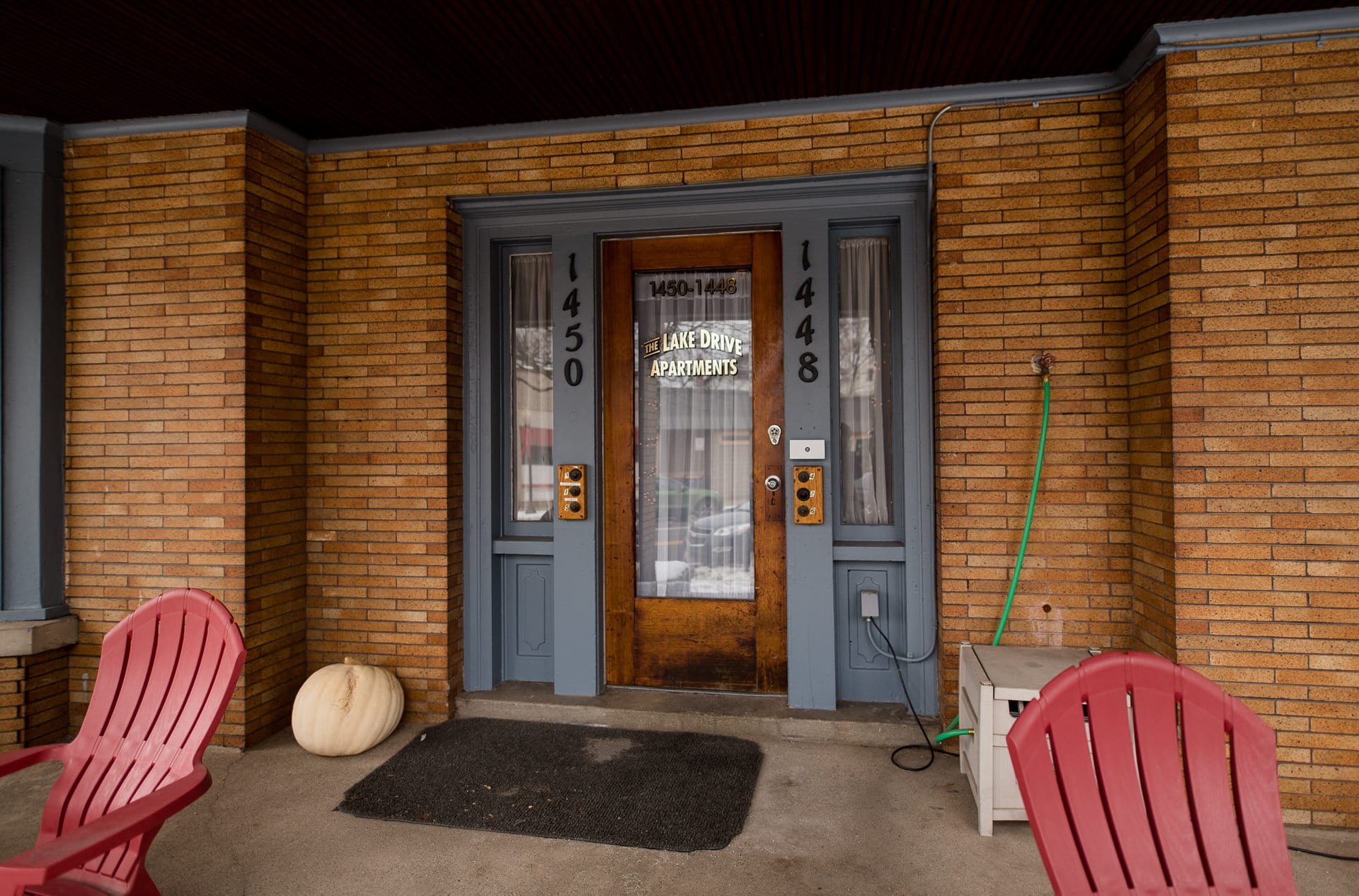 The front porch of the apartment building in Allendale, where Rosemarie was killed, in 2020. Images from that night show her ex-boyfriend Jeremy’s pistol.