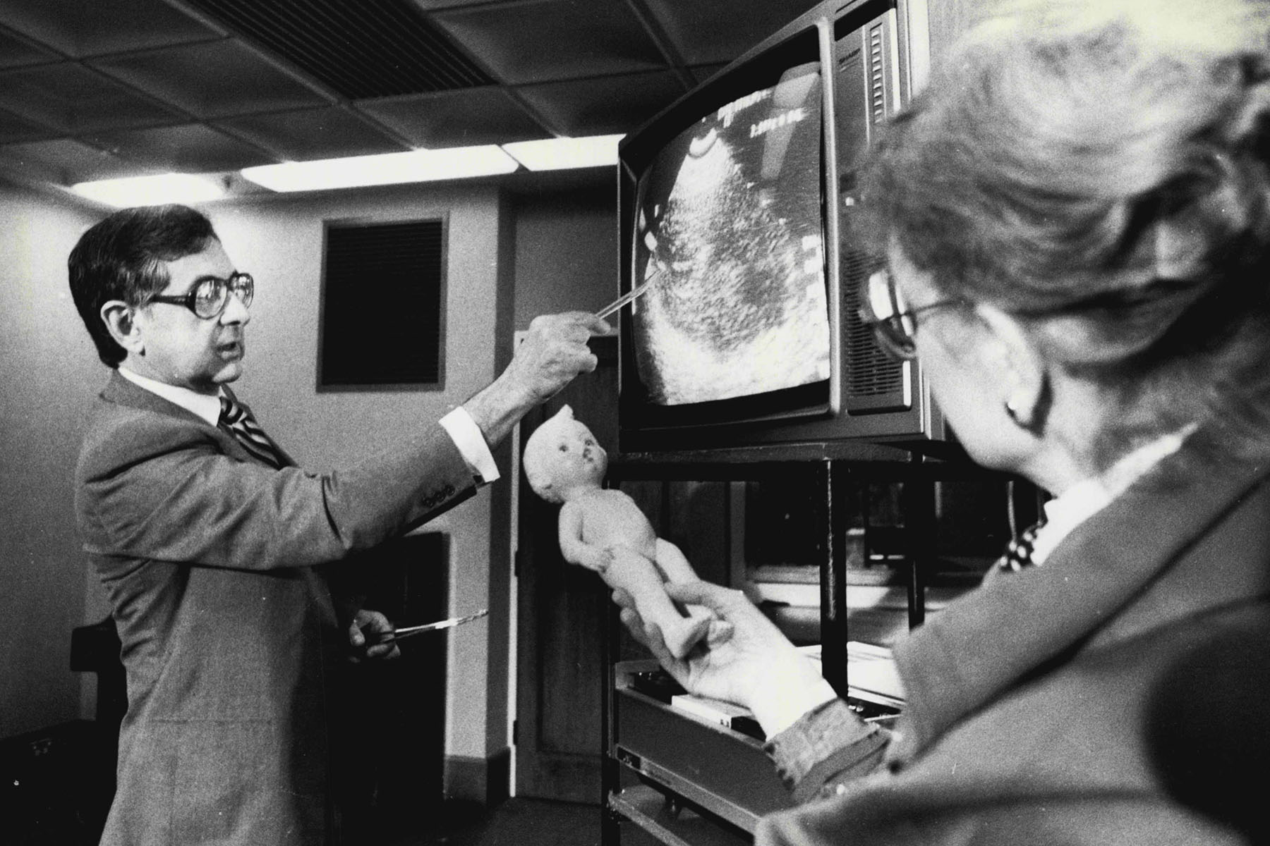 Dr. Nathanson points to a television screen on which an ultra sound is broadcasted.