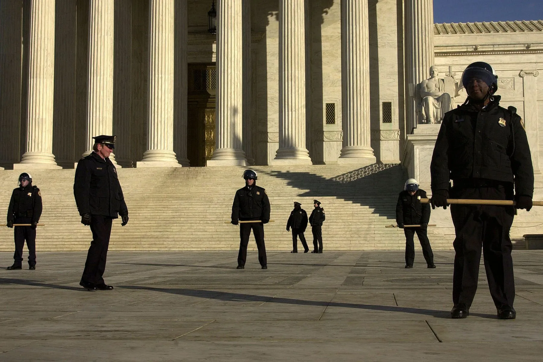 Police in front of the Supreme Court