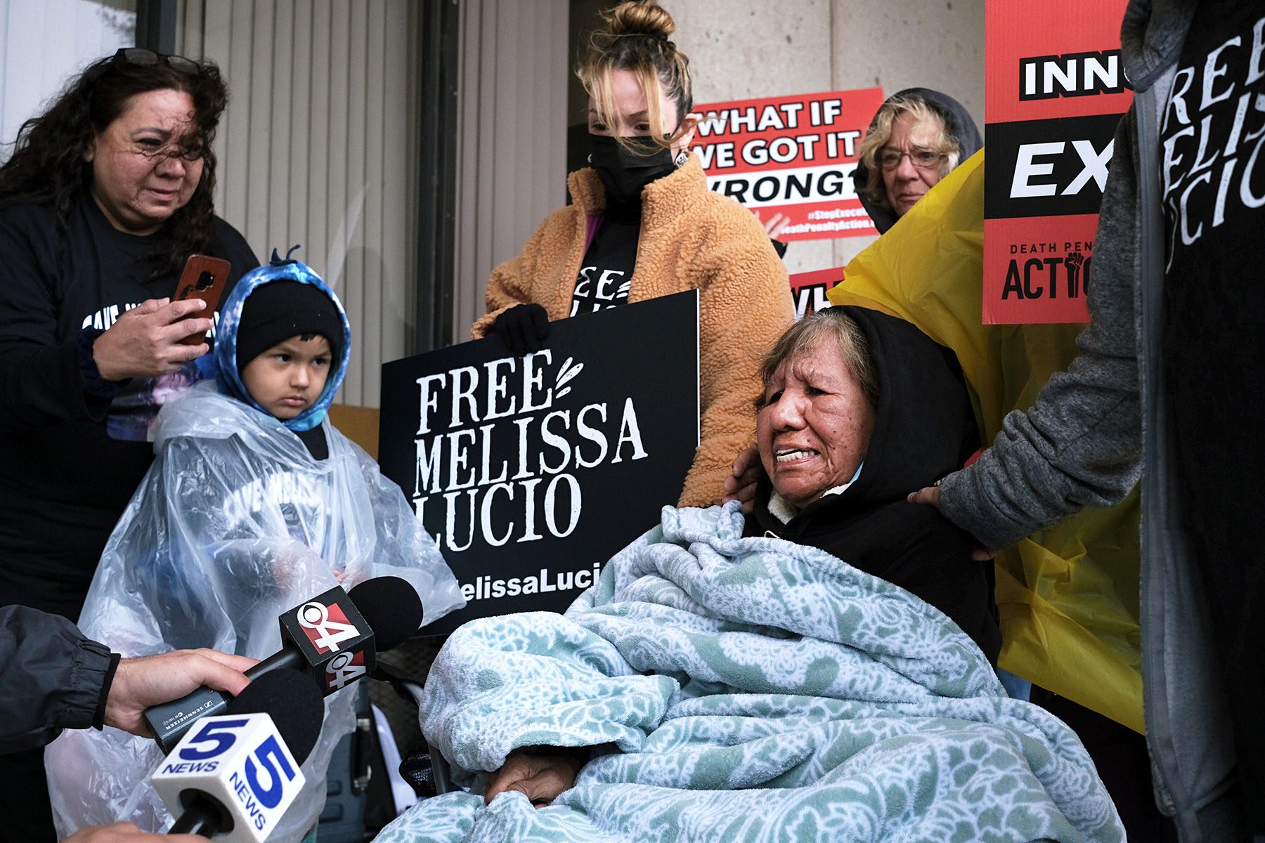 Esperanza Treviño, surrounded by family and friends holding signs that read "free melissa lucio"