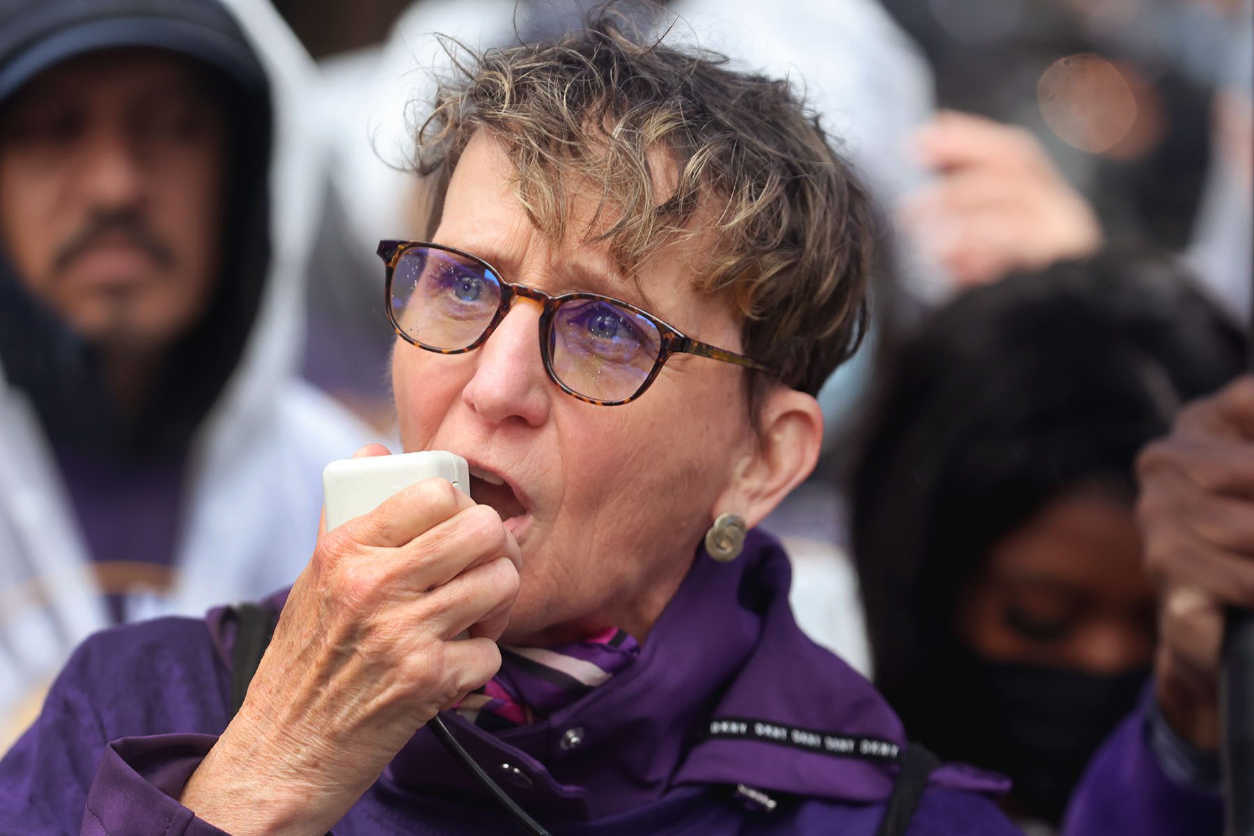 Mary Kay Henry spreekt arbeiders toe tijdens een bijeenkomst.