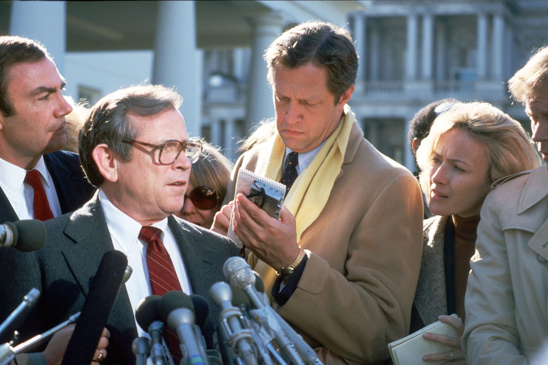 Judy Woodruff e outros repórteres falam com o senador Howard Baker na Casa Branca em 1982.