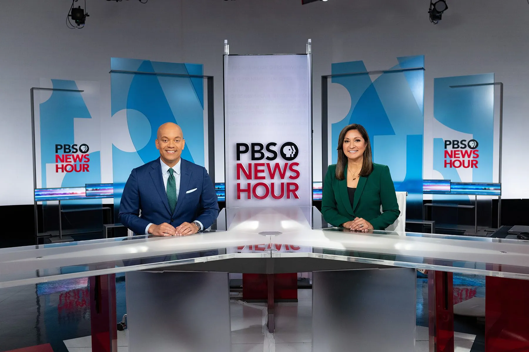 Amna Nawaz and co-anchor Geoff Bennett at the NewsHour anchor desk