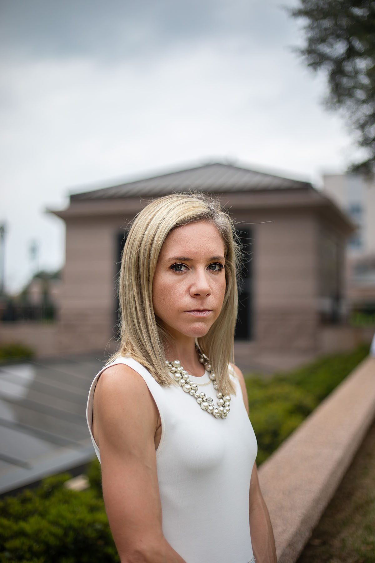 La demandante Amanda Zurawski posa para el retrato en el Capitolio de Texas en Austin, Texas.