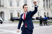 El senador Josh Hawley levanta su puño en apoyo de las multitudes de partidarios de Trump reunidos fuera del Capitolio de los Estados Unidos el 6 de enero de 2021