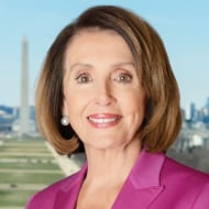 Záber hlavy Nancy Pelosiovej.
