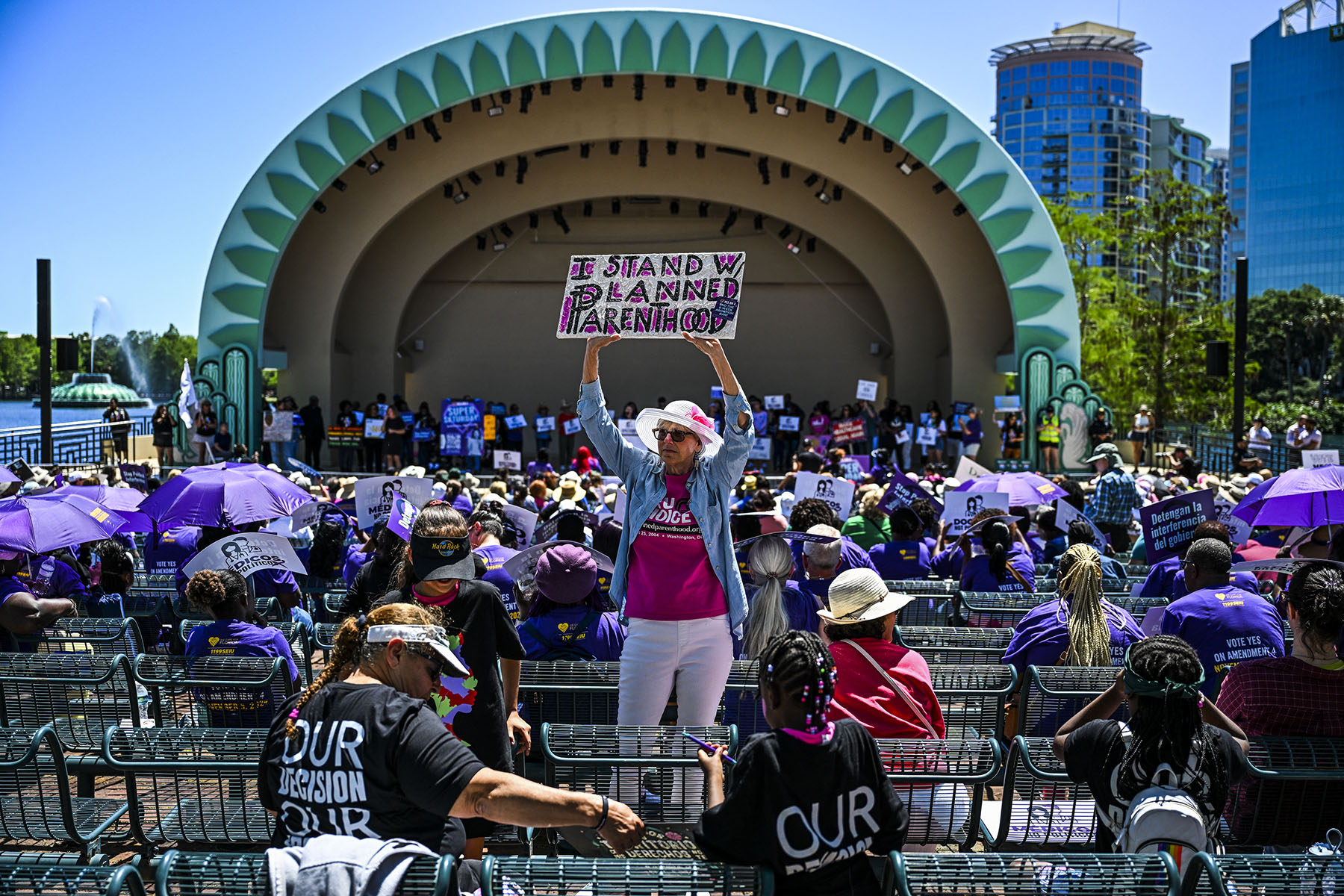 Una mujer sostiene un cartel que dice "Apoyo a Planned Parenthood" Mientras los activistas por el derecho al aborto participan en una manifestación para proteger el derecho al aborto de los floridanos.