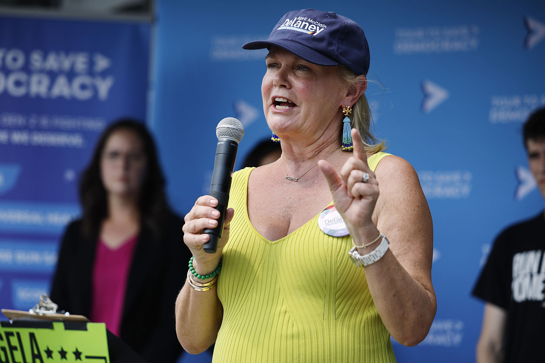 April McClain Delaney habla en un evento en Frederick, Maryland.