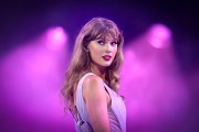 Taylor Swift actúa en el escenario durante 