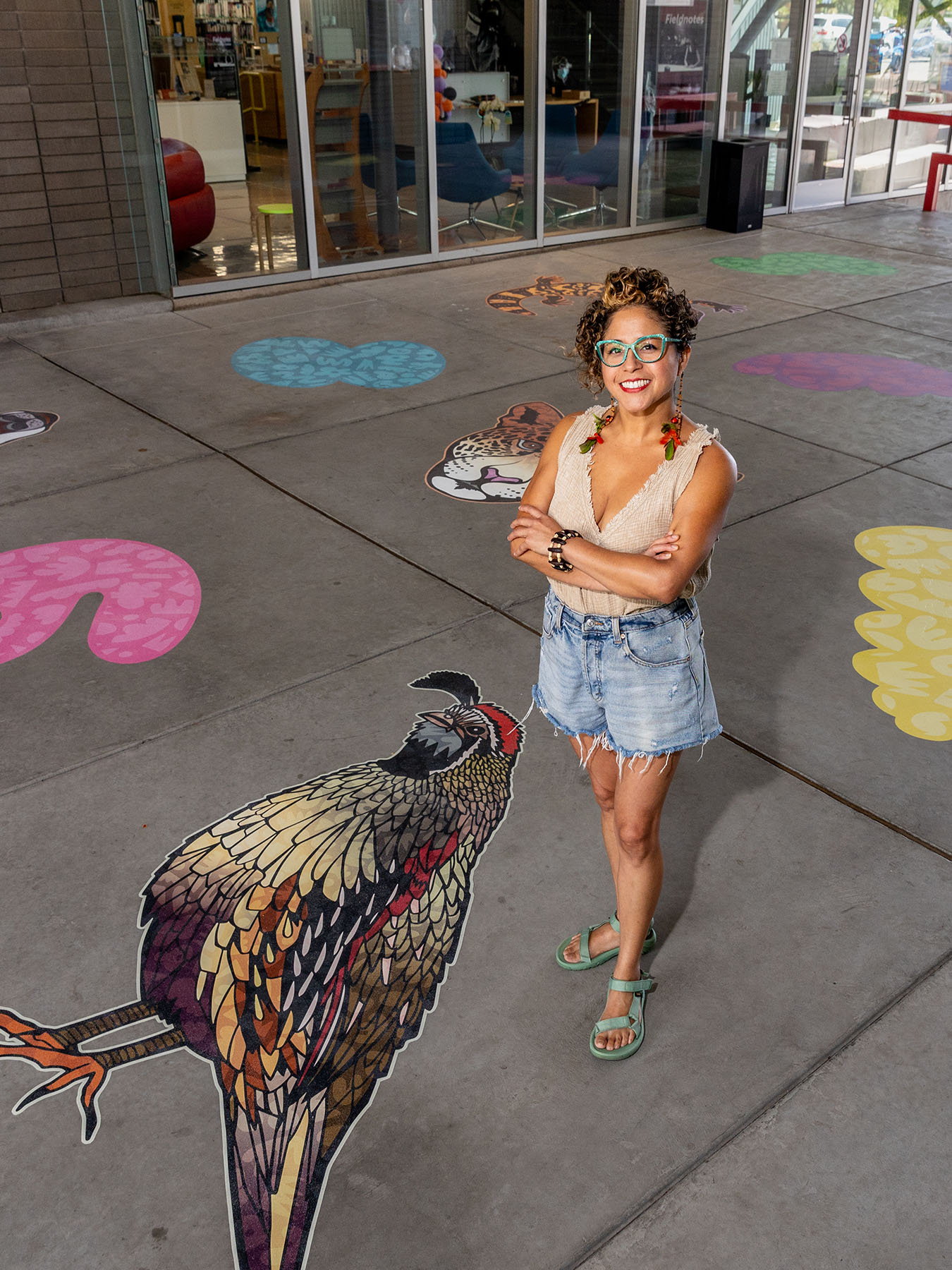 Favianna Rodríguez posa junto a su instalación “Desert Symphony” en el Centro de Poesía de la Universidad de Arizona.