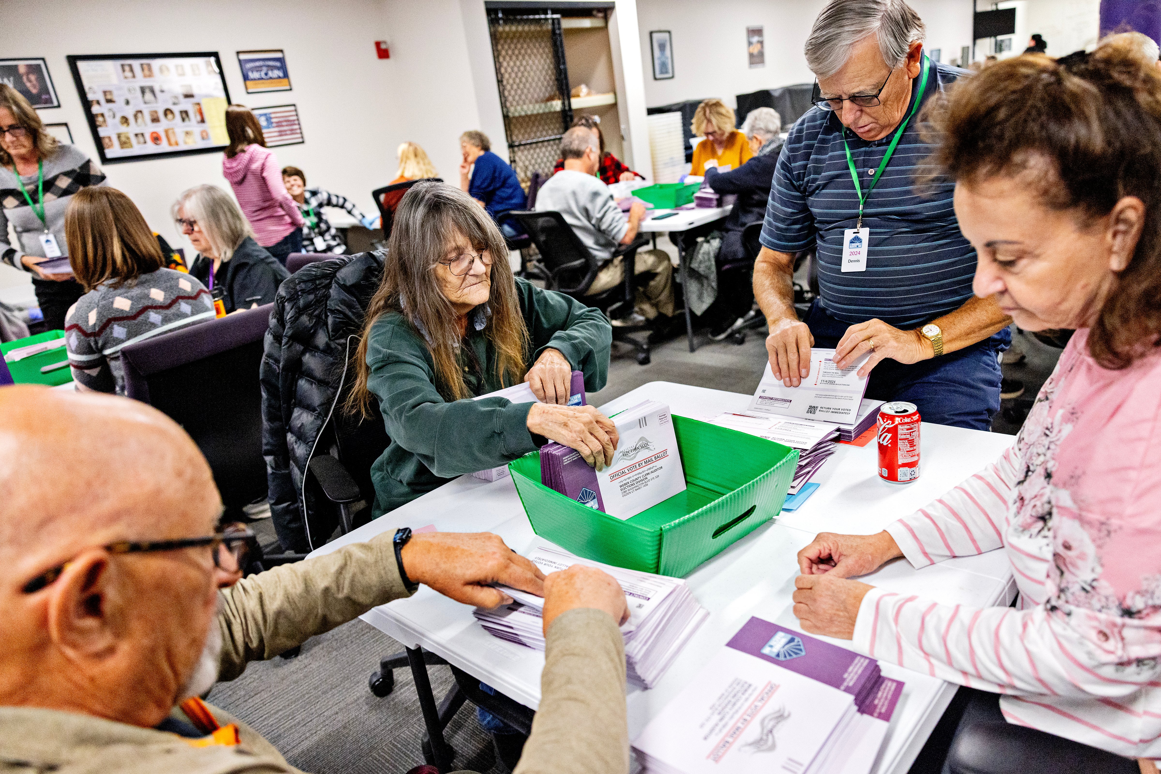 Los trabajadores electorales clasifican el correo devuelto en las boletas en el Secretario Auditor del Condado de Weber el viernes 25 de octubre de 2024 en Ogden, UT.