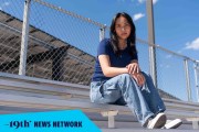 Emilia Kim posa para un retrato en Naranja Park en Oro Valley, Arizona