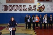 El vicepresidente Harris habla con los medios sobre las medidas de seguridad para las armas mientras familiares sostienen retratos de sus seres queridos asesinados durante el tiroteo de 2018 en la secundaria Marjory Stoneman Douglas.