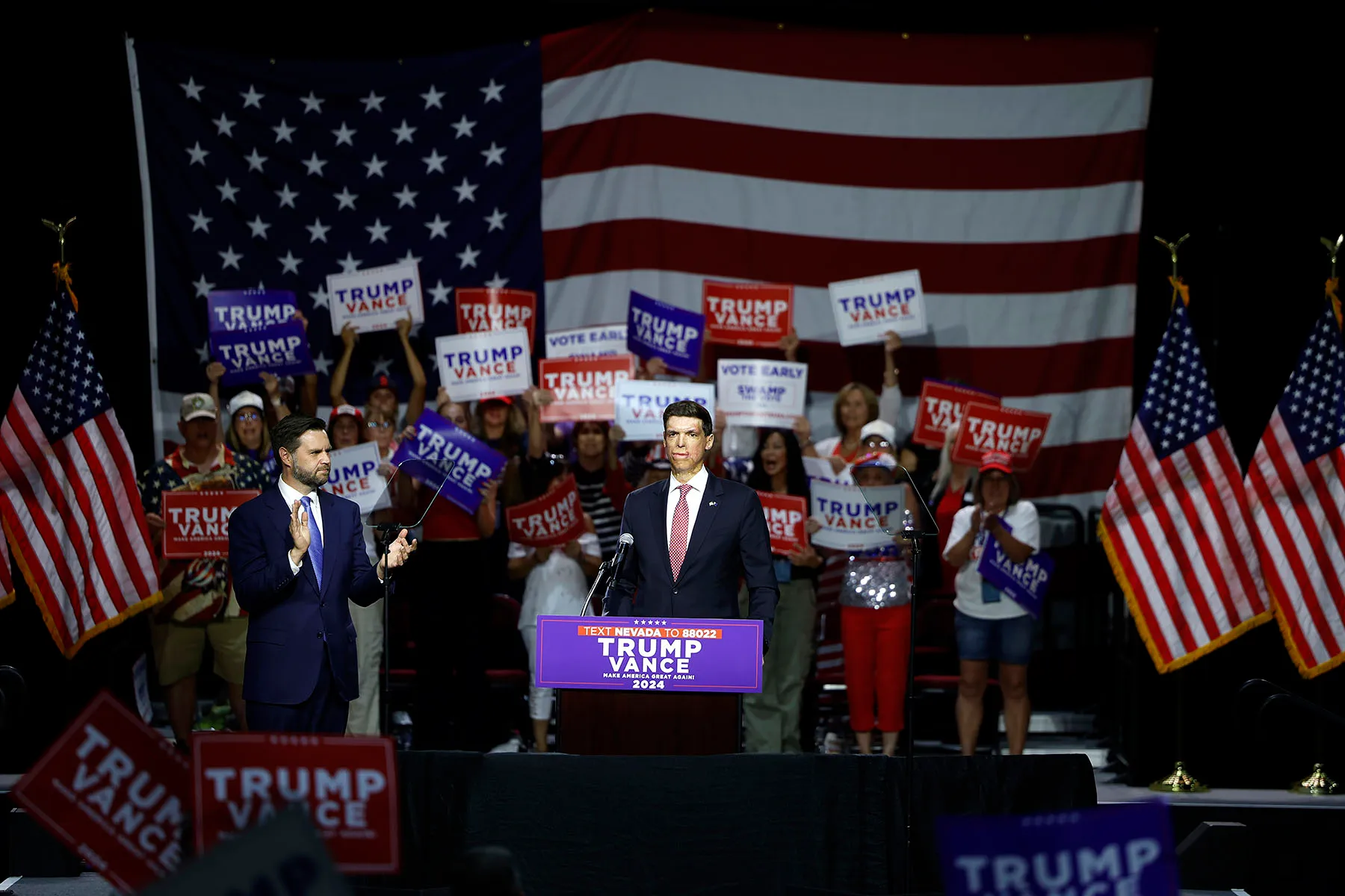 El candidato republicano al Senado de Nevada, Sam Brown, habla en un mitin de campaña del candidato republicano a la vicepresidencia, JD Vance.