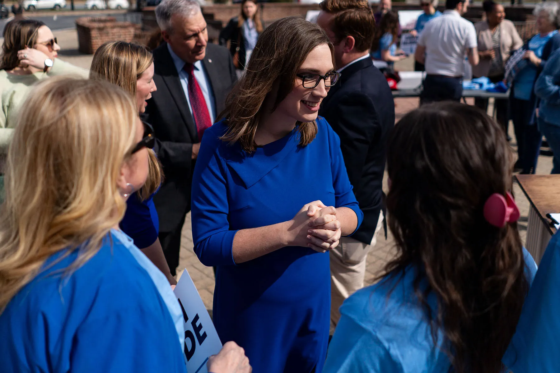 Sarah McBride saluda a sus partidarios tras una conferencia de prensa en las escaleras del Salón Legislativo de Delaware.