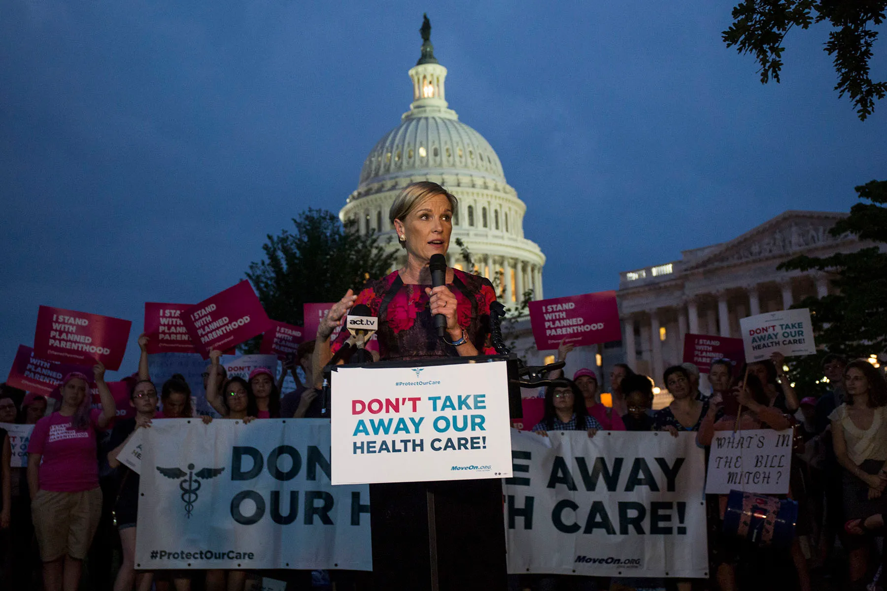 Cecile Richards habla durante un mitin frente al edificio del Capitolio.