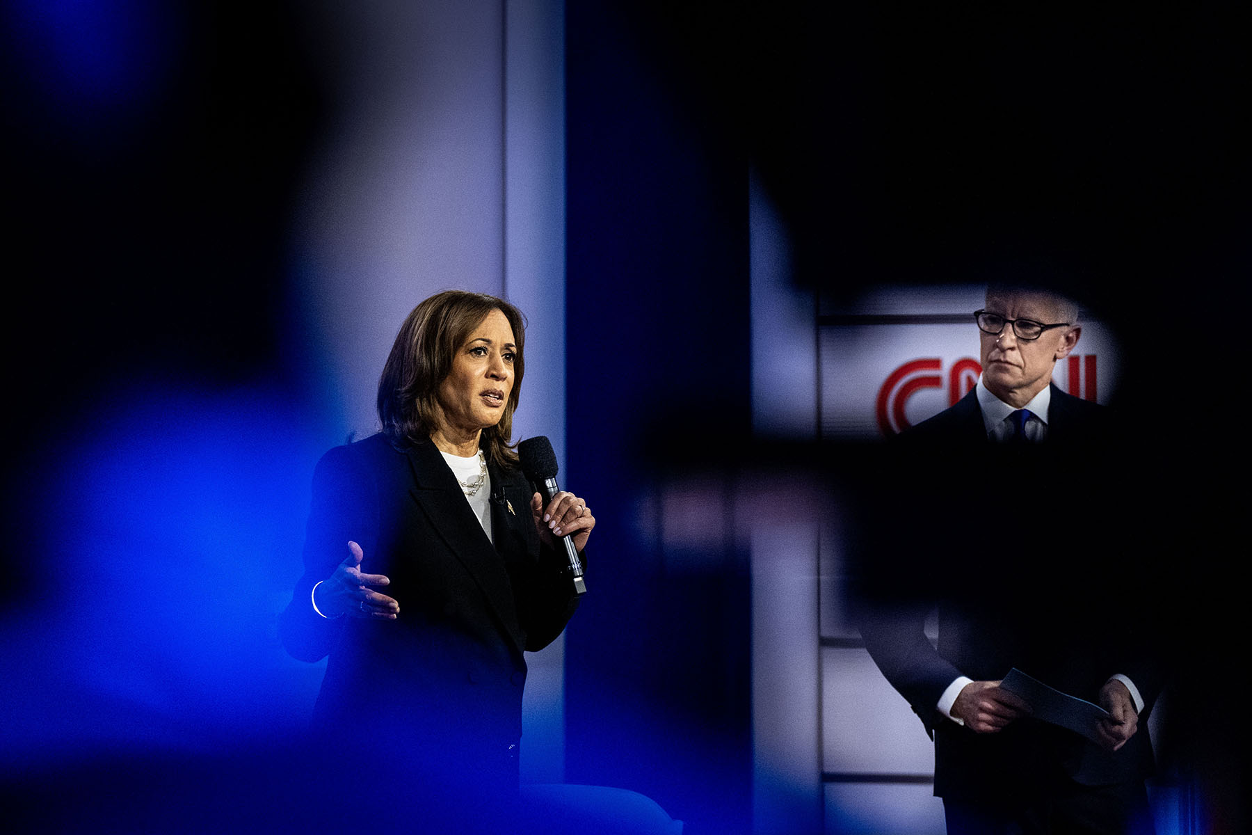 La vicepresidenta Kamala Harris habla mientras participa en una reunión pública de CNN con votantes de Pensilvania.