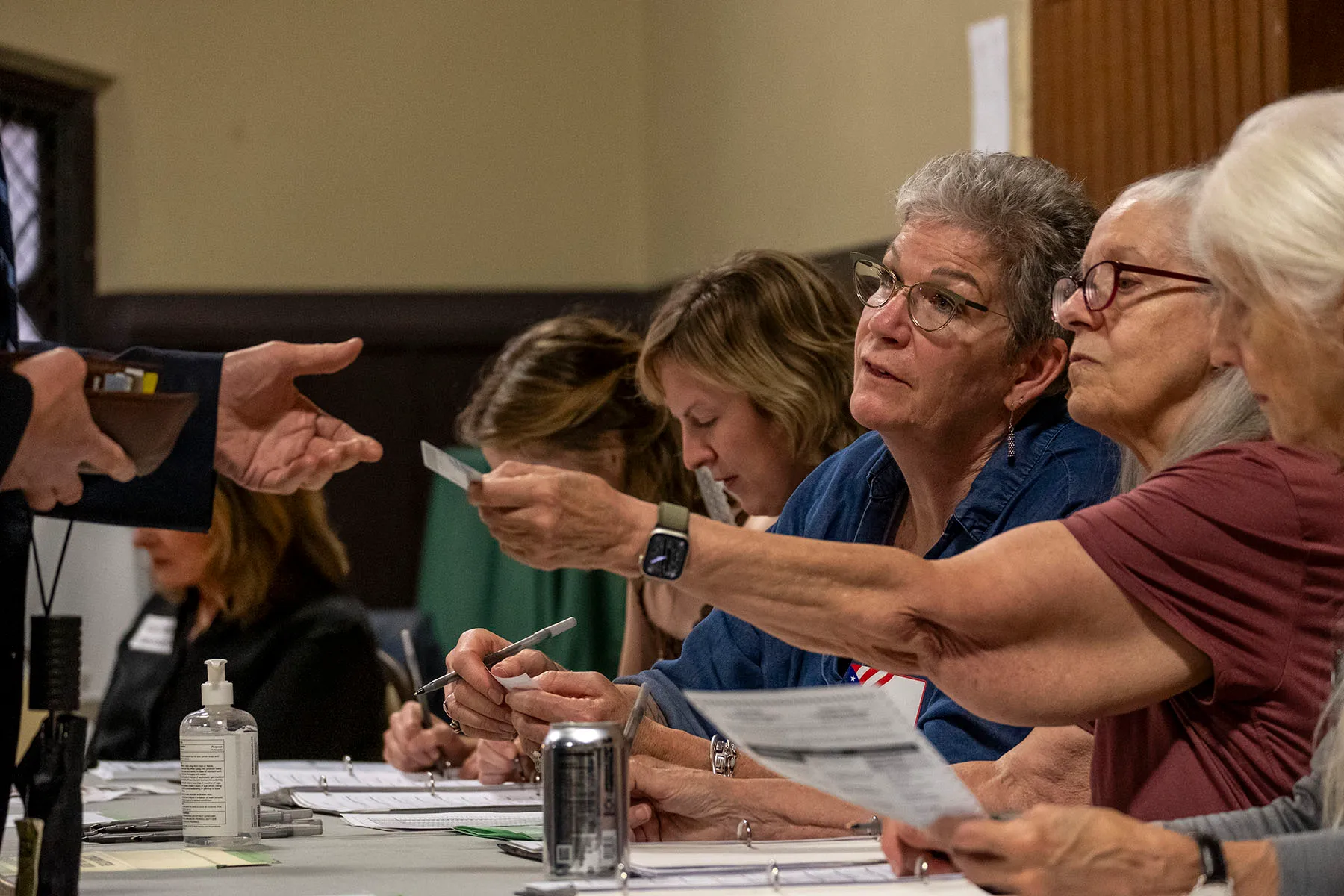 Medewerkers van verkiezingsonderzoek checken kiezers in Milwaukee, Wisconsin.