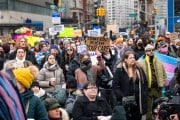 Menschen besuchen eine Rallye, die Transgender -Jugend in New York City unterstützt.