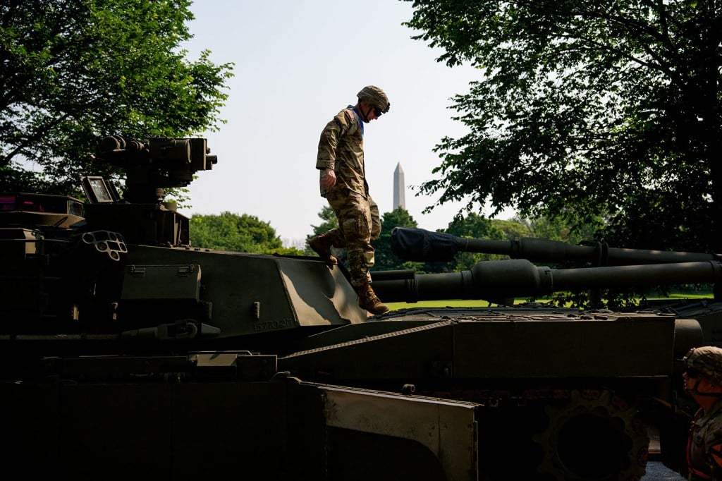 O Monumento de Washington é visível, pois os soldados do Exército dos EUA trabalham em uma variedade de tanques M1 Alpha A3 Abrams, veículos blindados de Stryker e veículos de combate M2 Bradley no West Potomac Park.