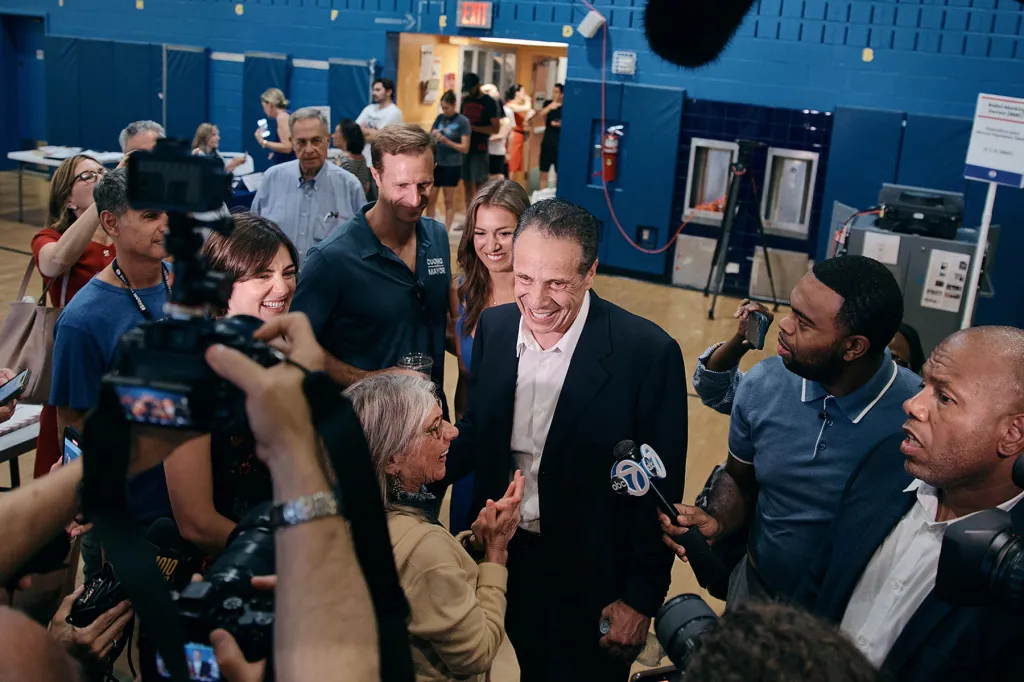 O candidato a prefeito de Nova York, Andrew Cuomo, fala com a mídia quando ele chega para votar nas primárias democratas na High School of Art and Design.
