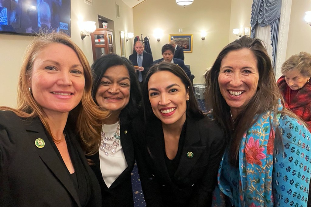 Después de la ceremonia, me reuní en la celebración temprano esta mañana en Washington, DC, desde la izquierda, los representantes de los Estados Unidos, Melanie Stansbury, Priadla Japal, Alexandria Okasio Cortez y Legger de Terisa Fernández.