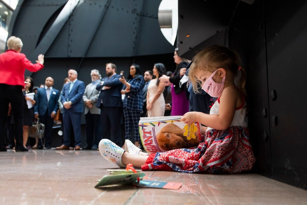 Lark, la hija de la representante Erin Zwenner en el edificio Hart Office en el Senado.