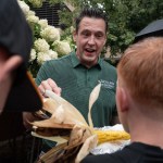Lahn receives an ear of corn from children.